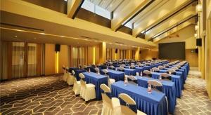 三江E-Cheng Hotel Liuzhou Sanjiang Fengyu Bridge的大房间设有蓝色的桌子和白色的椅子