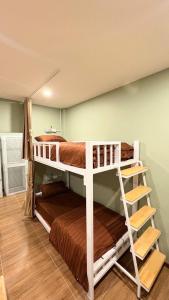 una habitación con dos literas y una escalera en Cups house คัพเฮาส์, en Pai 28 fotos más