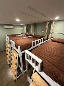 Habitación con 3 camas y 2 literas. en Cups house คัพเฮาส์, en Pai