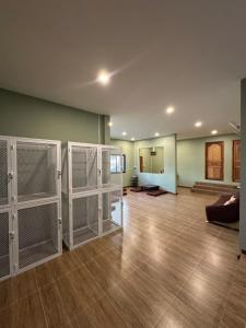 Una televisión o centro de entretenimiento en Cups house คัพเฮาส์