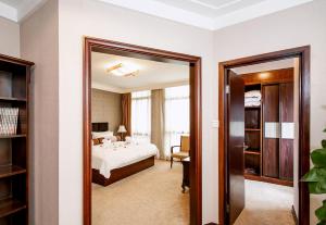 Ένα ή περισσότερα κρεβάτια σε δωμάτιο στο Anji Baihui Hotel