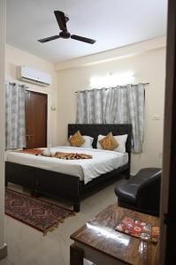 ein Schlafzimmer mit einem großen Bett und einem Deckenventilator in der Unterkunft Hotel Aparajita in Varanasi