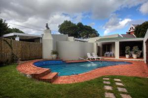 Bazén v ubytování Lavender Garden Cottage nebo v jeho okolí