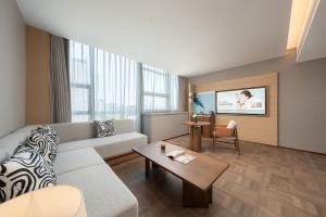 Μια τηλεόραση ή/και κέντρο ψυχαγωγίας στο Elong Hotel Qingdao Golden Beach