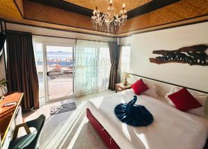 Un dormitorio con una cama grande y una lámpara de araña. en Best Seller Beach Villa Full View At Kohchang Resort, en Ko Chang