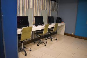 Μια τηλεόραση ή/και κέντρο ψυχαγωγίας στο Crowne Plaza Seattle Newly Renovated with No Resort Fee