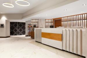 El lobby o recepción de Crowne Plaza Seattle Newly Renovated with No Resort Fee