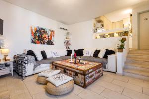 Villa Giasemi في سبيتسيس: غرفة معيشة بها أريكة وطاولة