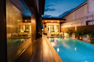 a swimming pool in the middle of a house at La Villa Pool Krabi in Ban Khlong Chi Lat
