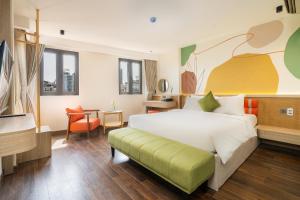 Una cama o camas en una habitación de Nicecy Hotel - Lê Lai Street