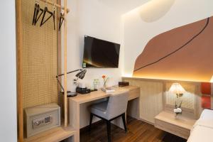 Una televisión o centro de entretenimiento en Nicecy Hotel - Lê Lai Street