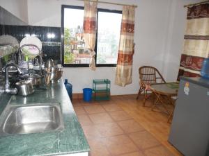 Nhà bếp/bếp nhỏ tại Pokhara Abroad Inn +31 ảnh