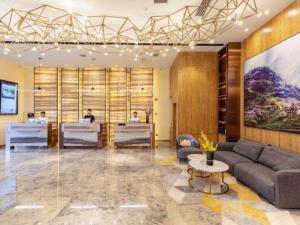 una hall con divano e reception di Atour Hotel Changsha Wuyi Square Wanbao Avenue a Changsha