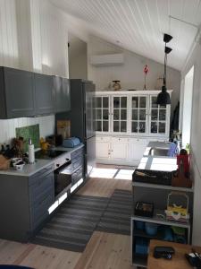 una cocina con armarios blancos y encimeras blancas en Perfect Base Near Beach And Shops, en Bøtø By