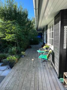 una terraza de madera con mesa y bancos. en Perfect Base Near Beach And Shops, en Bøtø By 16 fotos más