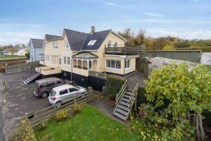 una casa con un coche aparcado en un estacionamiento en Beautifull 2-Room Apartment With Sea View, en Sandvig 11 fotos más