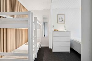 Un dormitorio con una litera y una escalera. en Beautifull 2-Room Apartment With Sea View, en Sandvig