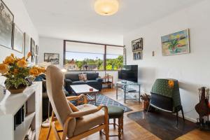 Una televisión o centro de entretenimiento en Cosy House Near Forest And Coast