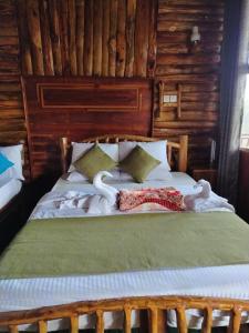 埃拉Mountain Face inn的木墙客房的一张床位 更多42张照片