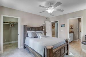 Ένα ή περισσότερα κρεβάτια σε δωμάτιο στο Lightkeepers View - Coastal gem w decks & sunroom