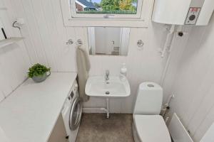 Et badeværelse på Quiet Holiday Home With Annex And Great Outdoor + 23 billeder