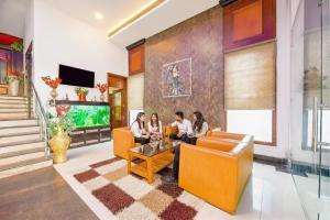 卢迪亚纳FabHotel The Mirage的一群人坐在客厅里