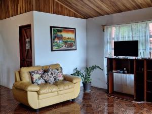 TV a/nebo společenská místnost v ubytování Hospedaje Bosque del Río