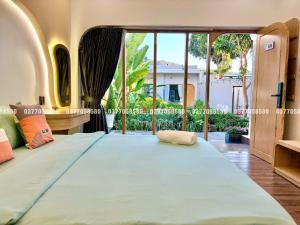 Un pat sau paturi într-o cameră la Sea House Hotels and Apartments