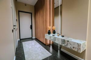 een hal met een marmeren aanrecht en een deur bij Apartments Akash - Tashkent City Residence in Tasjkent +31 foto's