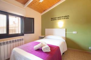 a bedroom with a bed with two towels on it at Un Rincón en la Mancha in Villar de Cañas