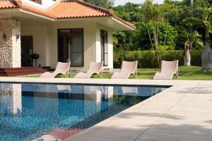 Bazén v ubytování Ocean Front Villa Ishigakijima Ⅰ nebo v jeho okolí