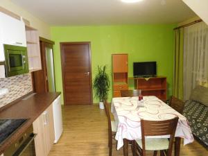 Televízia a/alebo spoločenská miestnosť v ubytovaní Apartment U Sedláčků