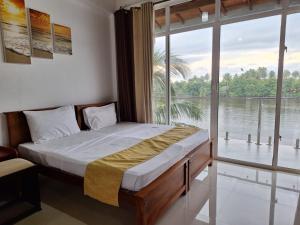 Un dormitorio con una cama y una ventana grande. en Amber House Lanka, en Bentota 81 fotos más