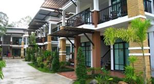 um prédio de apartamentos com varandas e um pátio em Nattha Waree Hot Spring Resort and Spa em Ban Hua Khuan