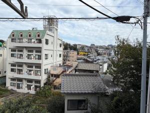 eine Draufsicht auf eine Stadt mit Gebäuden in der Unterkunft ハイツ緑ヶ丘103 in Nagasaki + 6 Fotos