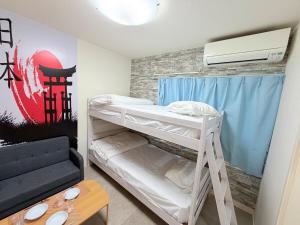 ein kleines Zimmer mit zwei Etagenbetten in der Unterkunft ハイツ緑ヶ丘103 in Nagasaki