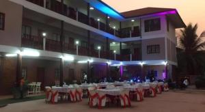 un grupo de mesas frente a un edificio en Sweet Home Chiangkhan, en Chiang Khan