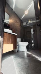 Ένα μπάνιο στο Sweet View Duplex, Confort, Centro, Estadio Cuenca, Ecuador