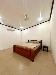 een slaapkamer met een bed in een kamer bij Vientiane Semi detached house in Vientiane +5 foto's