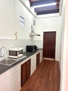 een keuken met een spoelbak en een aanrechtblad bij Vientiane Semi detached house in Vientiane