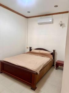 een slaapkamer met een bed in een kamer bij Vientiane Semi detached house in Vientiane