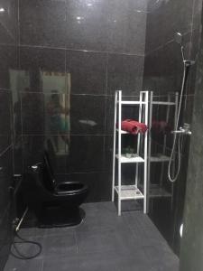 Ένα μπάνιο στο Paris Labuan Bajo Homestay
