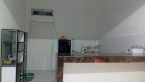 Η κουζίνα ή μικρή κουζίνα στο Paris Labuan Bajo Homestay