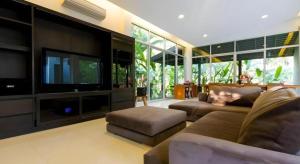 Una televisión o centro de entretenimiento en Khao Yai Paradise on Earth