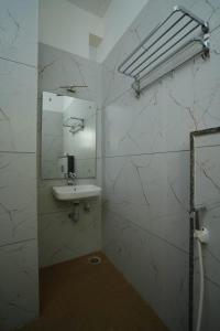 VastāraRG The Grand Haven Resort的浴室里有洗手池和镜子 更多49张照片