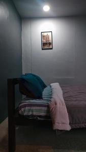 Кровать или кровати в номере Swanky Sojourns Cozy Homestay with single AC Bedroom