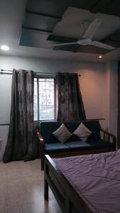 Кровать или кровати в номере Swanky Sojourns Cozy Homestay with single AC Bedroom