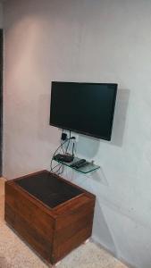 Телевизор и/или развлекательный центр в Swanky Sojourns Cozy Homestay with single AC Bedroom