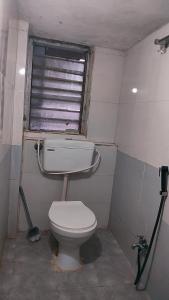 Ванная комната в Swanky Sojourns Cozy Homestay with single AC Bedroom +3 фотографии