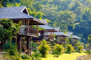 Ban Pang MungThe White House Boutique Resort的山地度假酒店